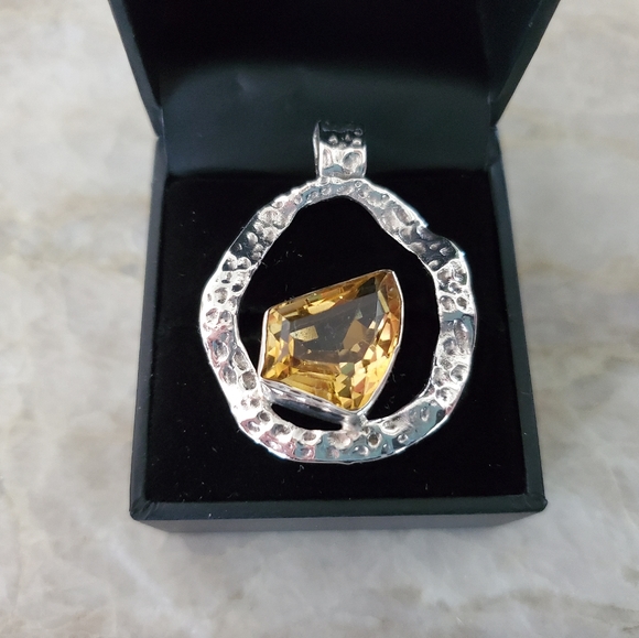 Yellow topaz necklace set in hammered silver - Picture 6 of 6